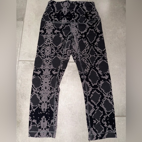 Lululemon Wunder Under High Waist Crop Leggings in a black and gray snake size 6 - Picture 8 of 11